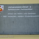 Spätbarockes Fachwerkhaus am Johanniskirchof 3 in Göttingen, erbaut 1785, Informationstafel am Haus