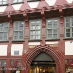 Gotisches Fachwerkhaus in der Langen Geismarstraße 51 in Göttingen, Ausschnitt der traufständigen Fassade