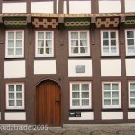 Gotisches Fachwerkhaus in der Pauliner Straße 6 in Göttingen, erbaut 1495 als Terminei des Eschwegers Augustiner-Konvents, Ausschnitt von der traufständigen Hausfassade