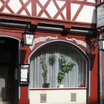 Detailansicht des 1911 geänderten Erdgeschosses des Hauses Rote Straße 8 in Göttingen, Schaufenster für Ladengeschäft