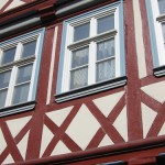 Detailansicht des ersten Obergeschosses des Hauses Rote Straße 8 in Göttingen mit schmaler Vorkragung und Andreaskreuzen