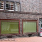 Haus Hospitalstraße 18 in Göttingen im expressionistischen Stil, erbaut 1919 von Georg Rott, Detailansicht von den Fensterleibungen und Schaufenstern