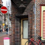 Haus Hospitalstraße 18 in Göttingen im expressionistischen Stil, erbaut 1919 von Georg Rott, Detailansicht von einem Türeingang an der Hausecke