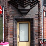 Haus Hospitalstraße 18 in Göttingen im expressionistischen Stil, erbaut 1919 von Georg Rott, Detailansicht von einem Türeingang an der Hausecke