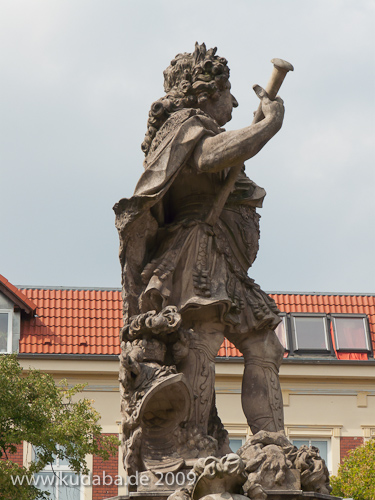 Denkmal des Großen Kurfürsten Friedrich Wilhelm Johann Georg Glume auf dem Schleusenplatz in Rathenow, Detailansicht mit dem großen Kurfürst im Ornat eines römischen Herrschers