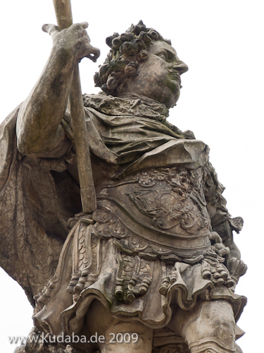 Denkmal des Großen Kurfürsten Friedrich Wilhelm Johann Georg Glume auf dem Schleusenplatz in Rathenow, Detailansicht mit dem großen Kurfürst im Ornat eines römischen Herrschers, Nahaufnahme