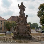 Denkmal des Großen Kurfürsten Friedrich Wilhelm Johann Georg Glume auf dem Schleusenplatz in Rathenow, frontale Gesamtansicht vom Osten aus gesehen