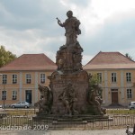 Denkmal des Großen Kurfürsten Friedrich Wilhelm Johann Georg Glume auf dem Schleusenplatz in Rathenow, frontale Gesamtansicht vom Nordosten aus gesehen