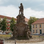 Denkmal des Großen Kurfürsten Friedrich Wilhelm Johann Georg Glume auf dem Schleusenplatz in Rathenow, seitliche Gesamtansicht von Norden aus gesehen