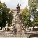 Denkmal des Großen Kurfürsten Friedrich Wilhelm Johann Georg Glume auf dem Schleusenplatz in Rathenow, seitliche Gesamtansicht von Süden aus gesehen