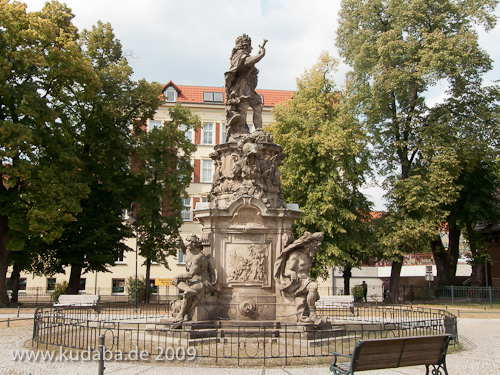 Denkmal des Großen Kurfürsten Friedrich Wilhelm Johann Georg Glume auf dem Schleusenplatz in Rathenow, seitliche Gesamtansicht von Süden aus gesehen