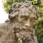 Denkmal des Großen Kurfürsten Friedrich Wilhelm Johann Georg Glume auf dem Schleusenplatz in Rathenow, Nahaufnahme vom Kopf des Sklaven an der nordöstlichen Sockelecke