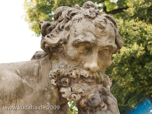 Denkmal des Großen Kurfürsten Friedrich Wilhelm Johann Georg Glume auf dem Schleusenplatz in Rathenow, Nahaufnahme vom Kopf des Sklaven an der nordöstlichen Sockelecke