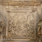 Denkmal des Großen Kurfürsten Friedrich Wilhelm Johann Georg Glume auf dem Schleusenplatz in Rathenow, Nahaufnahme vom nördlichen Relief mit der Darstellung des Massakers in Rathenow im Dreißigjährigen Krieg