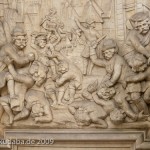 Denkmal des Großen Kurfürsten Friedrich Wilhelm Johann Georg Glume auf dem Schleusenplatz in Rathenow, Nahaufnahme vom nördlichen Relief mit der Darstellung des Massakers in Rathenow im Dreißigjährigen Krieg
