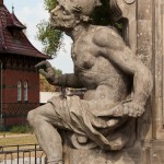 Denkmal des Großen Kurfürsten Friedrich Wilhelm Johann Georg Glume auf dem Schleusenplatz in Rathenow, Nahaufnahme vom Sklaven an der nordwestlichen Sockelecke
