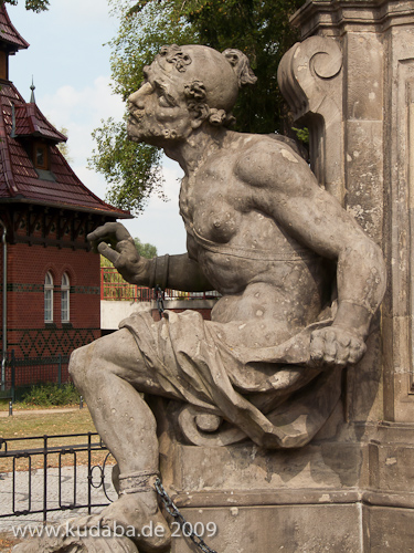 Denkmal des Großen Kurfürsten Friedrich Wilhelm Johann Georg Glume auf dem Schleusenplatz in Rathenow, Nahaufnahme vom Sklaven an der nordwestlichen Sockelecke