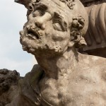 Denkmal des Großen Kurfürsten Friedrich Wilhelm Johann Georg Glume auf dem Schleusenplatz in Rathenow, Nahaufnahme vom Kopf des Sklaven an der nordwestlichen Sockelecke