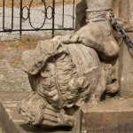 Denkmal des Großen Kurfürsten Friedrich Wilhelm Johann Georg Glume auf dem Schleusenplatz in Rathenow, Nahaufnahme vom Sklaven an der nordwestlichen Sockelecke