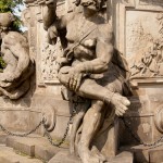 Denkmal des Großen Kurfürsten Friedrich Wilhelm Johann Georg Glume auf dem Schleusenplatz in Rathenow, Detailansicht mit dem Sklaven an der südwestlichen Sockelecke
