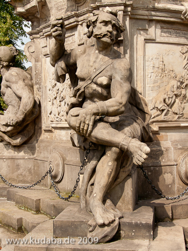 Denkmal des Großen Kurfürsten Friedrich Wilhelm Johann Georg Glume auf dem Schleusenplatz in Rathenow, Detailansicht mit dem Sklaven an der südwestlichen Sockelecke