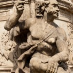 Denkmal des Großen Kurfürsten Friedrich Wilhelm Johann Georg Glume auf dem Schleusenplatz in Rathenow, Nahaufnahme vom Sklaven an der südwestlichen Sockelecke