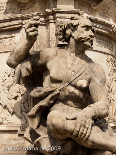 Denkmal des Großen Kurfürsten Friedrich Wilhelm Johann Georg Glume auf dem Schleusenplatz in Rathenow, Nahaufnahme vom Sklaven an der südwestlichen Sockelecke