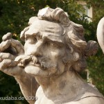 Denkmal des Großen Kurfürsten Friedrich Wilhelm Johann Georg Glume auf dem Schleusenplatz in Rathenow, Nahaufnahme vom Kopf des Sklaven an der südwestlichen Sockelecke