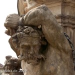 Denkmal des Großen Kurfürsten Friedrich Wilhelm Johann Georg Glume auf dem Schleusenplatz in Rathenow, Nahaufnahme vom Kopf des Sklaven an der südöstlichen Sockelecke