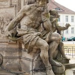 Denkmal des Großen Kurfürsten Friedrich Wilhelm Johann Georg Glume auf dem Schleusenplatz in Rathenow, Detailansicht mit dem Sklaven an der nordöstlichen Sockelecke am Sockel