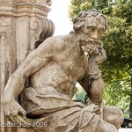 Denkmal des Großen Kurfürsten Friedrich Wilhelm Johann Georg Glume auf dem Schleusenplatz in Rathenow, Nahaufnahme vom Sklaven an der nordöstlichen Sockelecke