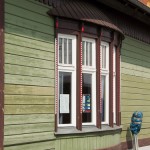Der Kaiserbahnhof in Rathenow, erbaut 1913 im skandinavisch-norwegischen Stil, Detailansicht des Fensters auf der Rückseite