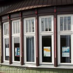 Der Kaiserbahnhof in Rathenow, erbaut 1913 im skandinavisch-norwegischen Stil, Detailansicht des Fensters auf der Rückseite