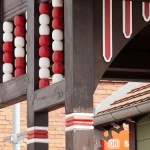 Der Kaiserbahnhof in Rathenow, erbaut 1913 im skandinavisch-norwegischen Stil, Detailansicht der Vorderseite