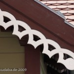 Der Kaiserbahnhof in Rathenow, erbaut 1913 im skandinavisch-norwegischen Stil, Detailansicht der Vorderseite