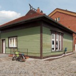 Der Kaiserbahnhof in Rathenow, erbaut 1913 im skandinavisch-norwegischen Stil, Gesamtansicht der Rückseite
