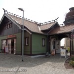Der Kaiserbahnhof in Rathenow, erbaut 1913 im skandinavisch-norwegischen Stil, Gesamtansicht mit dem Wasserturm im Hintergrund