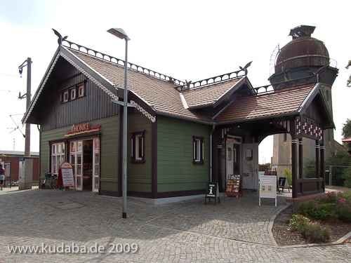 Der Kaiserbahnhof in Rathenow, erbaut 1913 im skandinavisch-norwegischen Stil, Gesamtansicht mit dem Wasserturm im Hintergrund