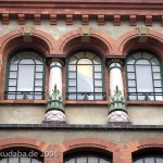 Städtisches Volksbad in Berlin-Charlottenburg von Paul Bratring, Keramiksäulen als Fassadenschmuck