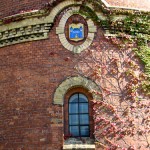 Ehemaliger Wasserturm an der Gaussstraße 11 im neoromanischen Stil von Paul Bratring in Berlin-Charlottenburg, Detailansicht mit Charlottenburger Wappen