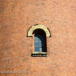 Ehemaliger Wasserturm an der Gaussstraße 11 im neoromanischen Stil von Paul Bratring in Berlin-Charlottenburg, Detailansicht mit neoromanischem Rundbogen-Fenster