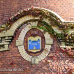 Ehemaliger Wasserturm an der Gaussstraße 11 im neoromanischen Stil von Paul Bratring in Berlin-Charlottenburg, Detailansicht Charlottenburger Wappen
