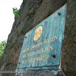 Gedenktafel mit Profil des Generals Friedrich Wilhelm von Bülow und dessen Ausspruch: "Unsere Knochen sollen vor Berlin bleichen, nicht rückwärts!"