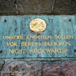 Gedenktafel mit Profil des Generals Friedrich Wilhelm von Bülow und dessen Ausspruch: "Unsere Knochen sollen vor Berlin bleichen, nicht rückwärts!"