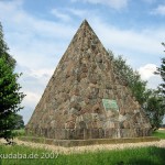 Hauptansicht der Bülow-Pyramide von Süden aus gesehen