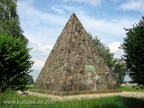 Hauptansicht der Bülow-Pyramide von Süden aus gesehen