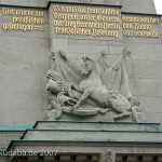 Gedenkturm in Großbeeren von 1913, Darstellung eines Pferdes mit Kanonen, Offiziershelm und Heeresbanner