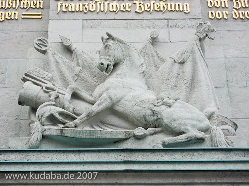 Gedenkturm in Großbeeren von 1913, Darstellung eines Pferdes mit Kanonen, Offiziershelm und Heeresbanner