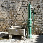 Schwengelpumpe mit Wassertrog in Aiguèze in der Provence in Südfrankreich