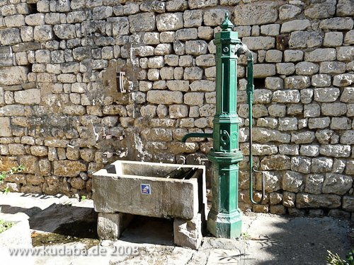 Schwengelpumpe mit Wassertrog in Aiguèze in der Provence in Südfrankreich
